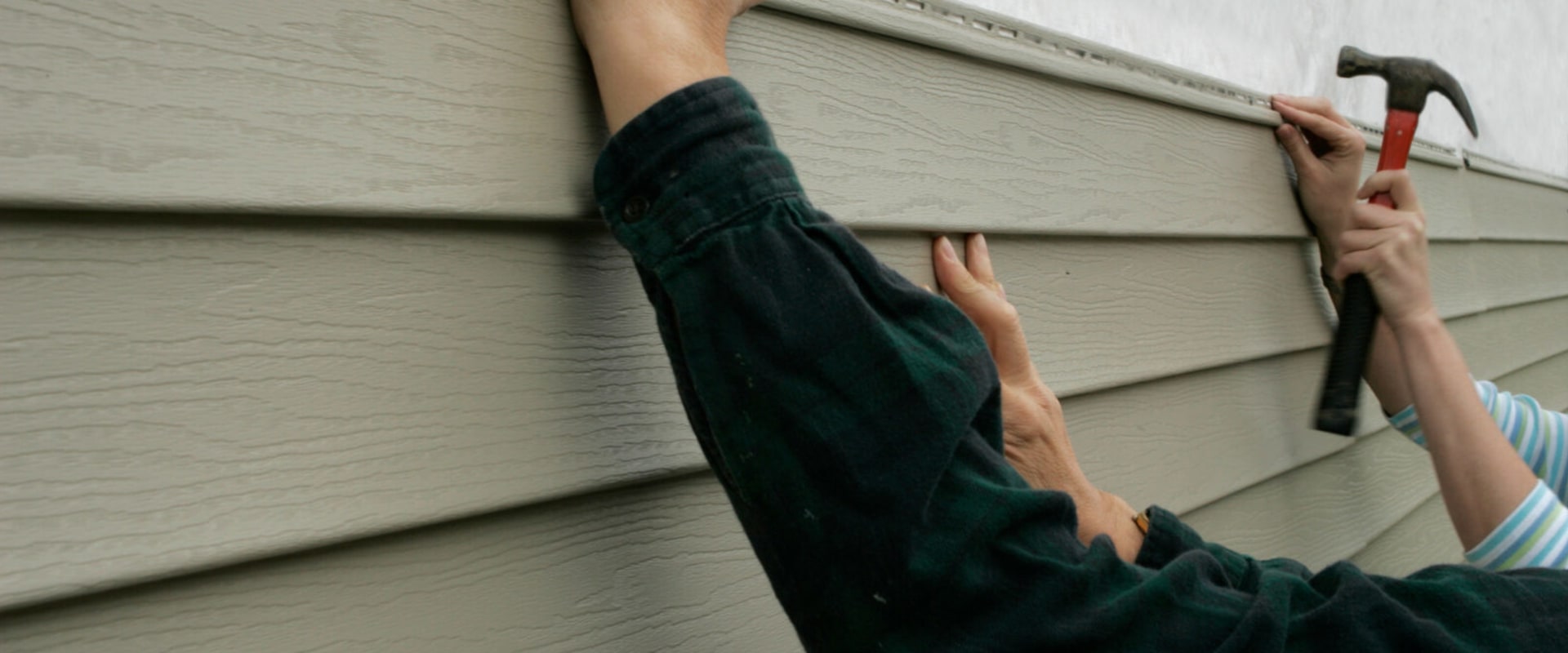 A Comprehensive Guide to Identifying and Removing Damaged Siding Panels