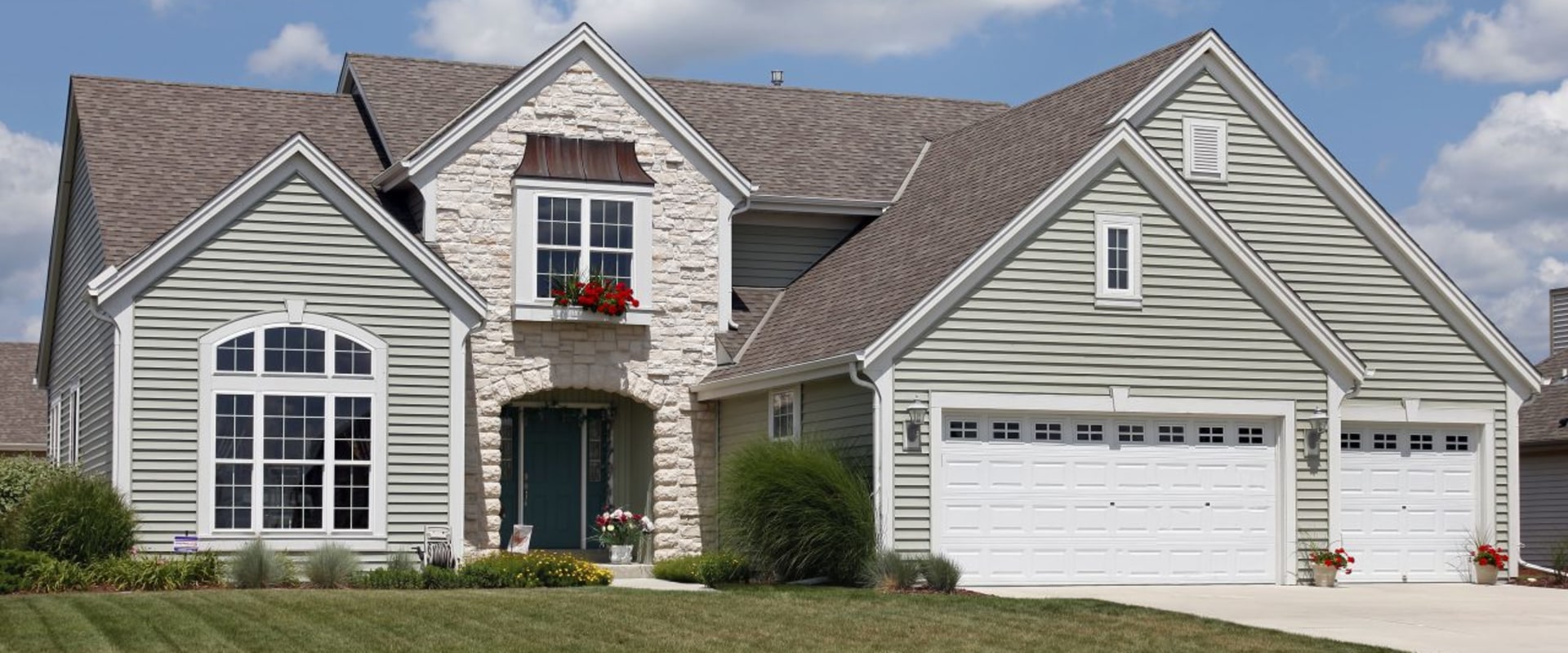 The Pros and Cons of Wood Siding: A Comprehensive Overview